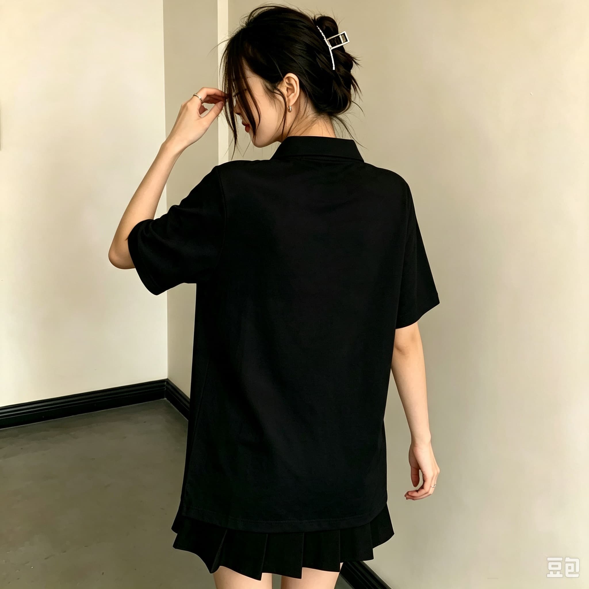 カジュアルなユニセックスブラックポロブラウス、花柄リースと子 - Mens Formal Look のレビューと価格